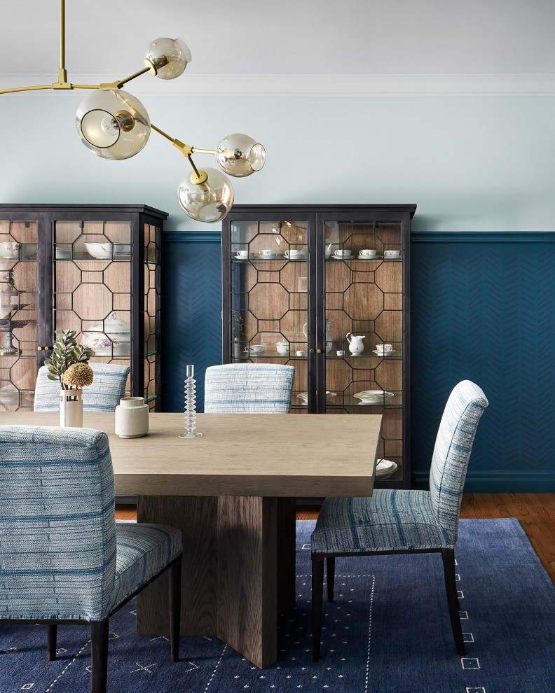 Стильный дизайн: гостиная-столовая среднего размера в стиле фьюжн с синими стенами, паркетным полом среднего тона, коричневым полом и панелями на стенах без камина - последний тренд