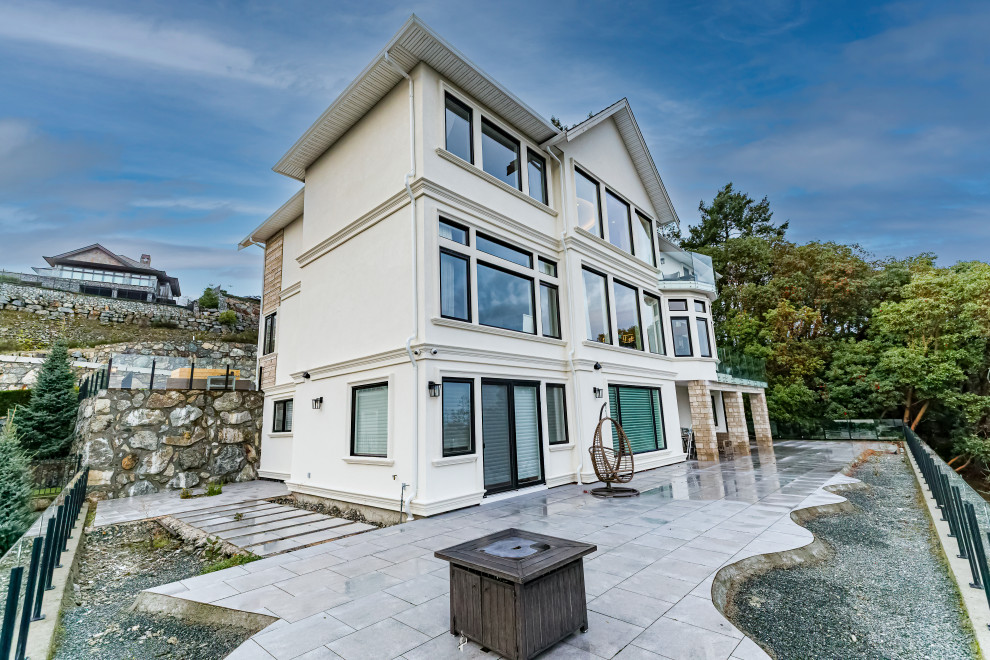Transitional home design photo in Vancouver