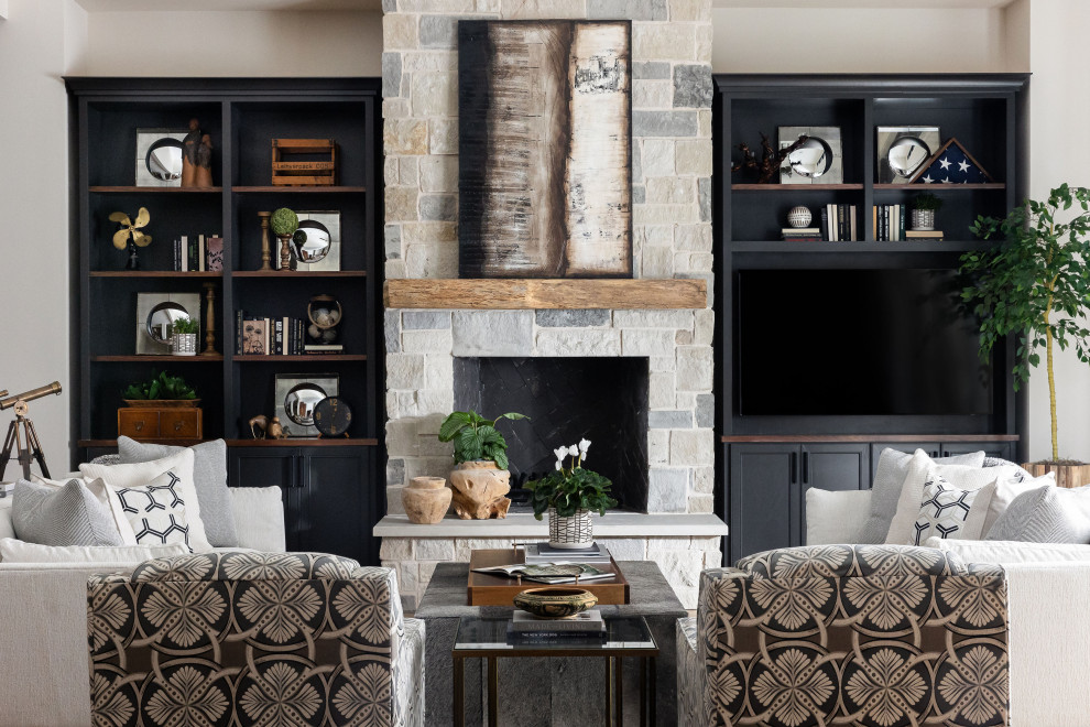 Inspiration pour un grand salon traditionnel ouvert avec un mur blanc, un sol en bois brun, une cheminée standard, un manteau de cheminée en pierre de parement, un téléviseur encastré et un sol marron.