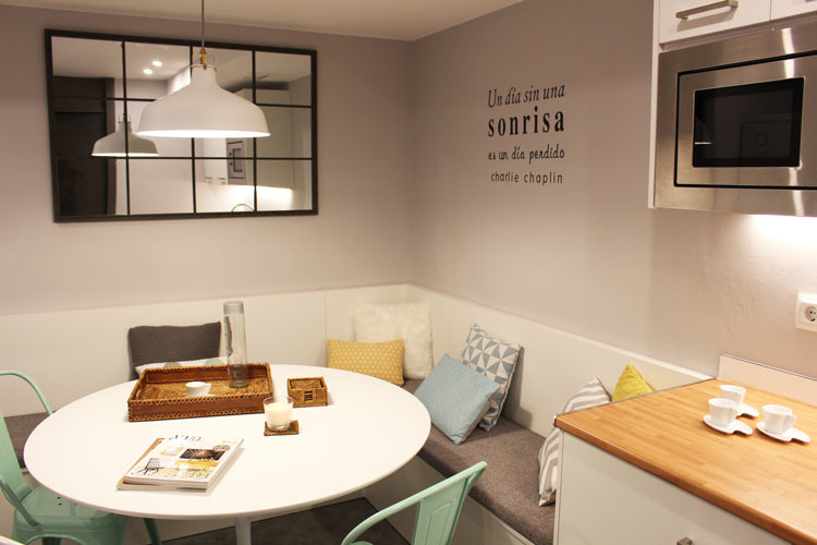 Modelo de comedor de cocina nórdico pequeño con paredes grises y suelo vinílico