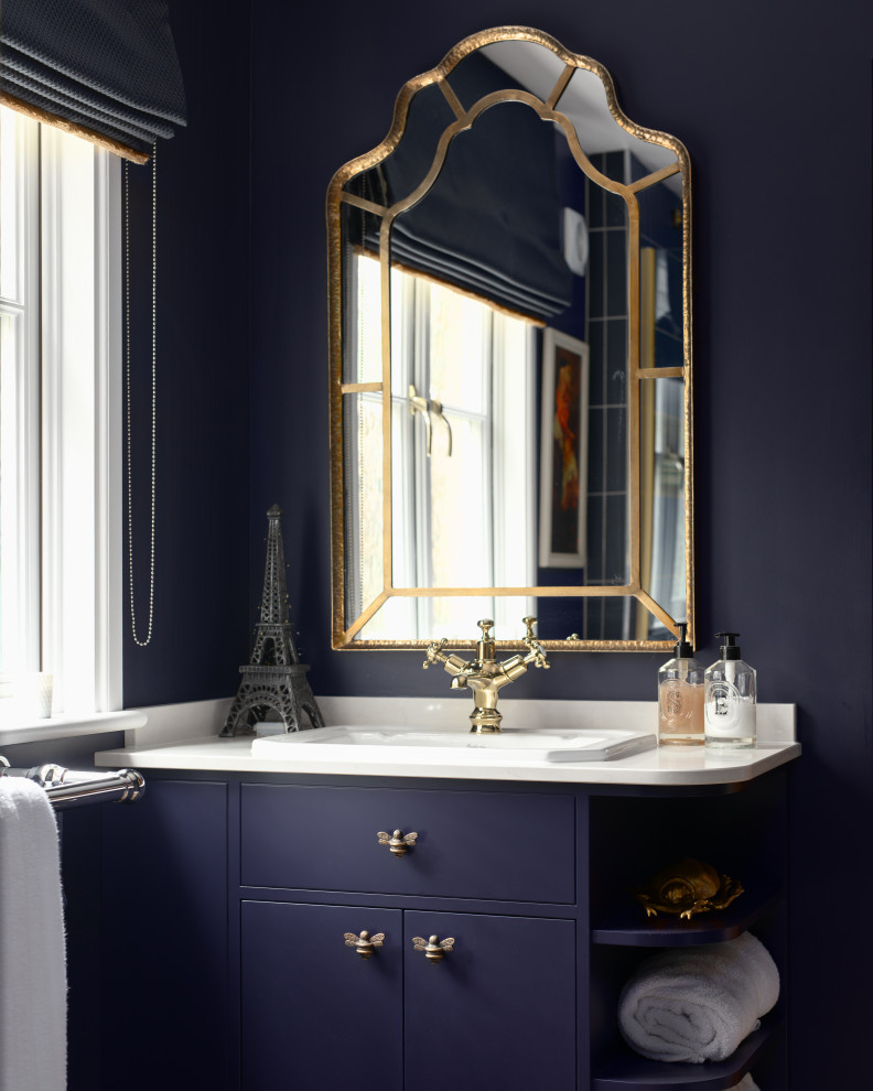 Стильный дизайн: ванная комната в стиле фьюжн с фасадами в стиле шейкер, синими фасадами, открытым душем, унитазом-моноблоком, синей плиткой, керамогранитной плиткой, синими стенами, полом из керамической плитки, душевой кабиной, консольной раковиной, столешницей из кварцита, открытым душем, белой столешницей, тумбой под одну раковину и встроенной тумбой - последний тренд