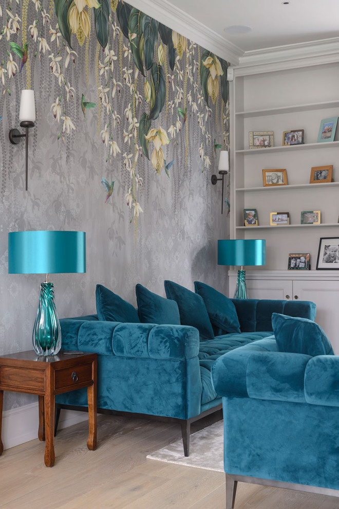Foto di un soggiorno contemporaneo di medie dimensioni e aperto con pareti multicolore, parquet chiaro, nessun camino, pavimento beige e carta da parati