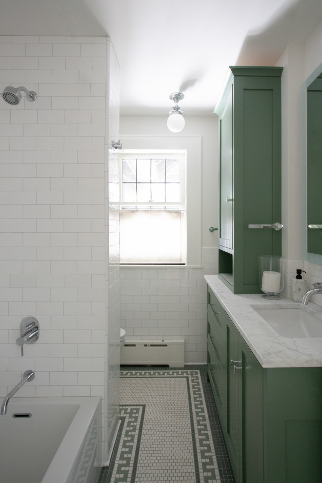 Amerikansk inredning av ett mellanstort vit vitt badrum med dusch, med släta luckor, gröna skåp, ett platsbyggt badkar, en dusch/badkar-kombination, en toalettstol med hel cisternkåpa, vit kakel, tunnelbanekakel, vita väggar, mosaikgolv, ett nedsänkt handfat, marmorbänkskiva, flerfärgat golv och dusch med duschdraperi
