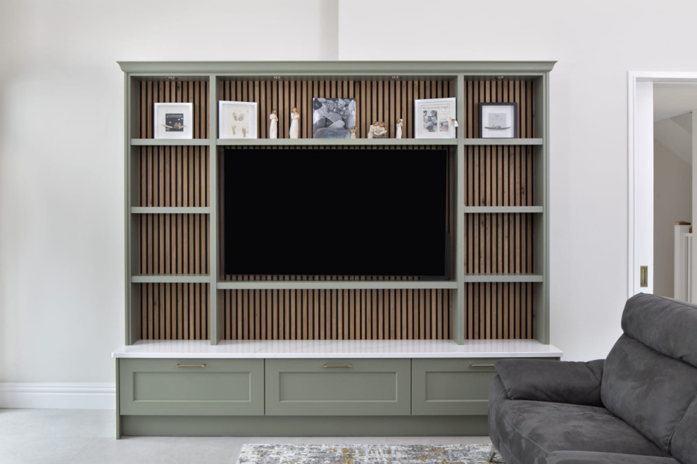 Inspiration pour un grand salon minimaliste ouvert avec un mur blanc, un téléviseur encastré et du lambris.