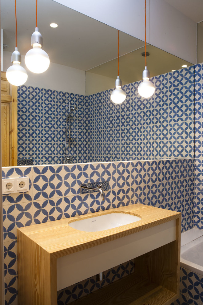 This is an example of a scandinavian bathroom in Madrid.