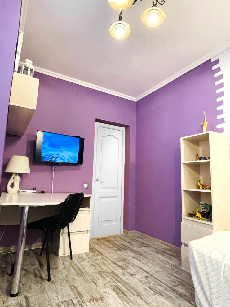 Esempio di un piccolo studio industriale con pareti viola, pavimento in laminato, scrivania autoportante, pavimento grigio e pareti in mattoni