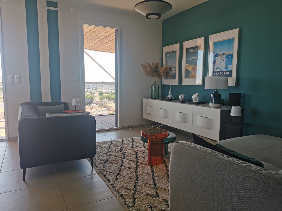 Стильный дизайн: открытая гостиная комната среднего размера в стиле модернизм с зелеными стенами - последний тренд