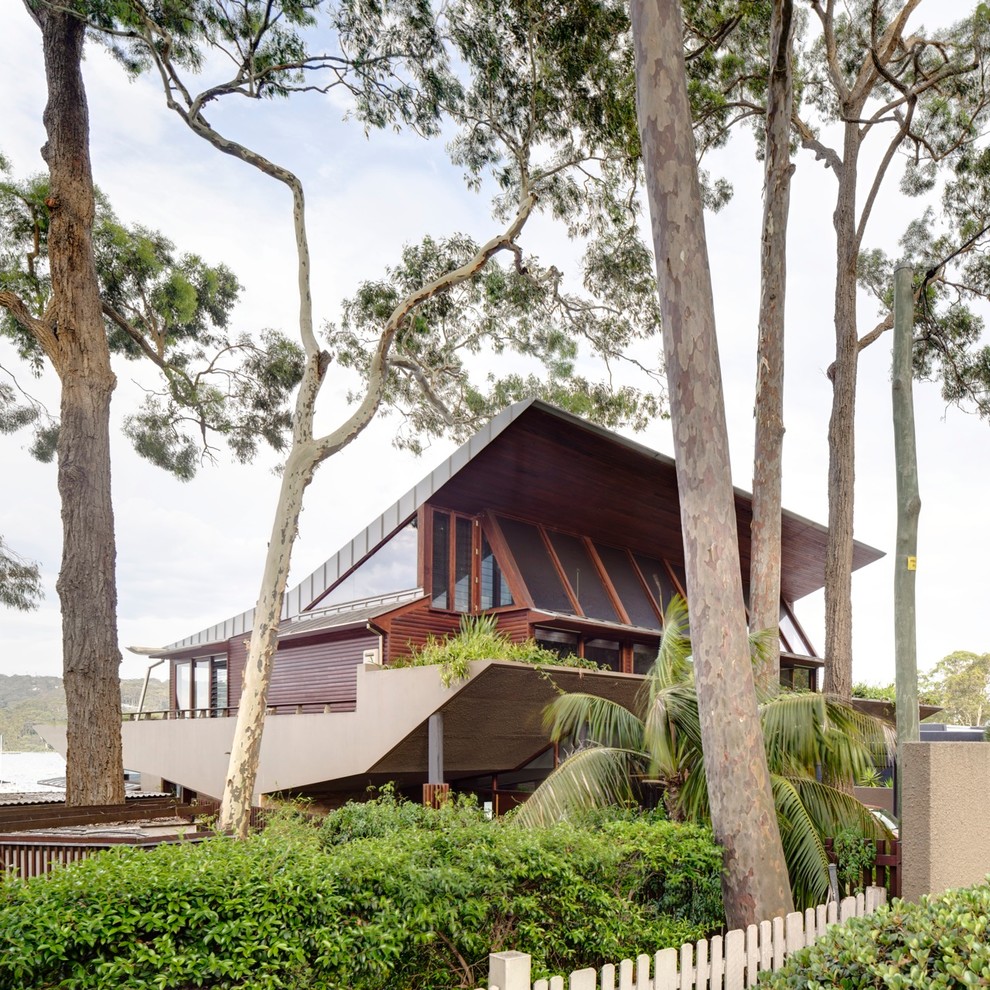 Large contemporary split-level exterior in Sydney.