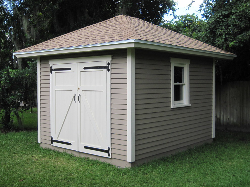 Design ideas for a mid-sized traditional detached garden shed in Orlando.