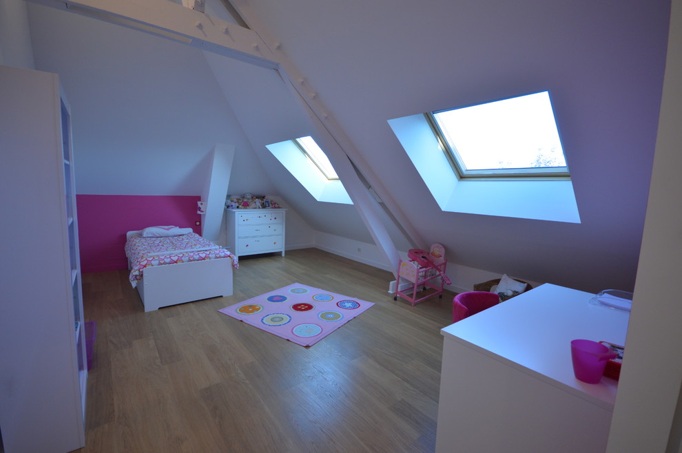 This is an example of a contemporary kids' room in Lyon.