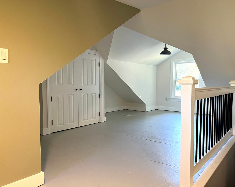 Стильный дизайн: кабинет среднего размера в классическом стиле с белыми стенами, полом из фанеры, серым полом и сводчатым потолком - последний тренд