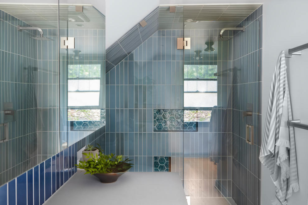 Inspiration pour une salle de bain principale en bois clair avec un placard à porte plane, parquet clair, un plan de toilette gris et meuble simple vasque.