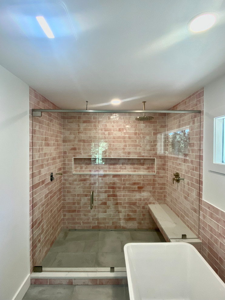 Foto på ett eklektiskt en-suite badrum, med ett fristående badkar, en dubbeldusch, röd kakel och dusch med gångjärnsdörr