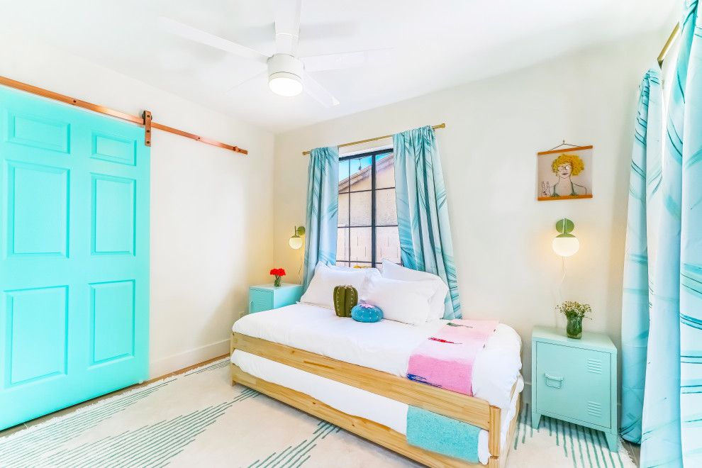 Diseño de dormitorio tipo loft y abovedado contemporáneo pequeño con paredes blancas, suelo de contrachapado y suelo beige