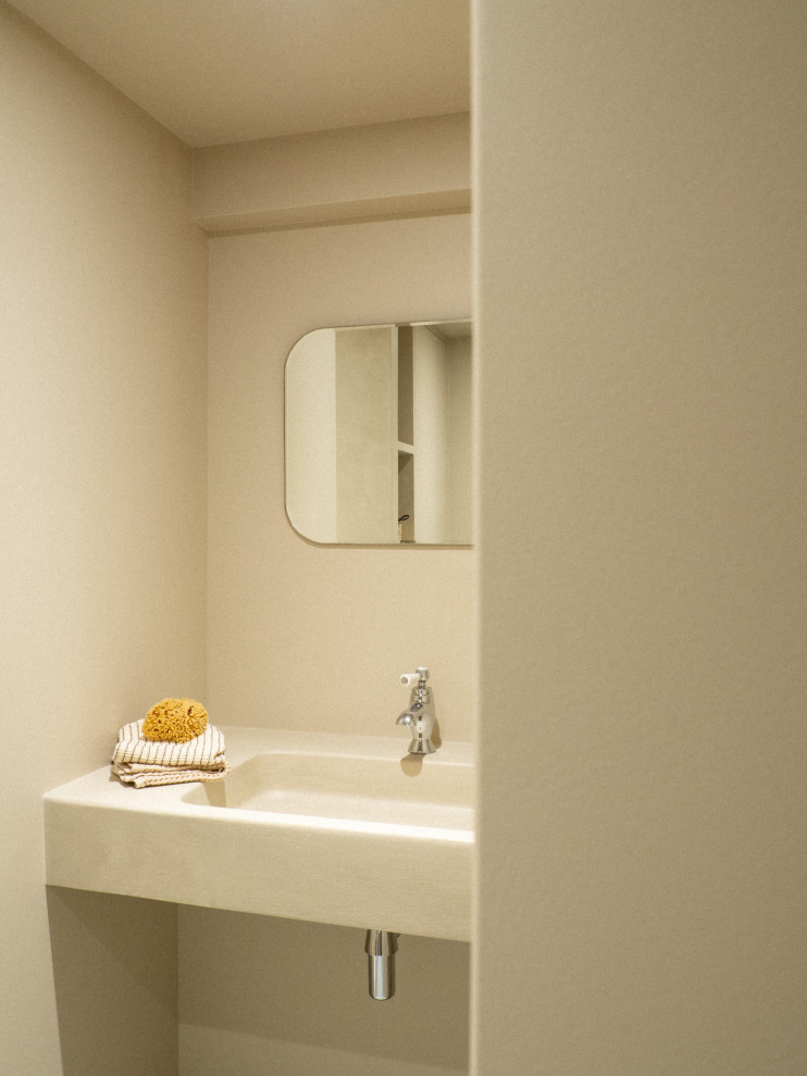 Modelo de cuarto de baño único mediterráneo pequeño con ducha abierta, paredes beige, suelo de baldosas de cerámica, aseo y ducha, lavabo tipo consola y encimeras beige