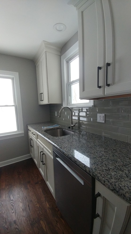 Transitional home design photo in Detroit