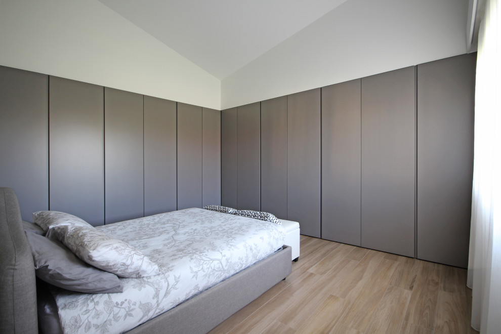 Foto de dormitorio principal minimalista grande con paredes multicolor, suelo de madera pintada, suelo amarillo y papel pintado