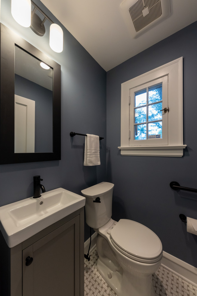 Idées déco pour un petit WC et toilettes classique avec un placard à porte shaker, des portes de placard grises, WC séparés, un mur bleu, un sol en carrelage de terre cuite, un sol gris, un plan de toilette blanc et meuble-lavabo sur pied.
