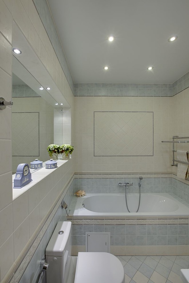 по обе стороны стекла