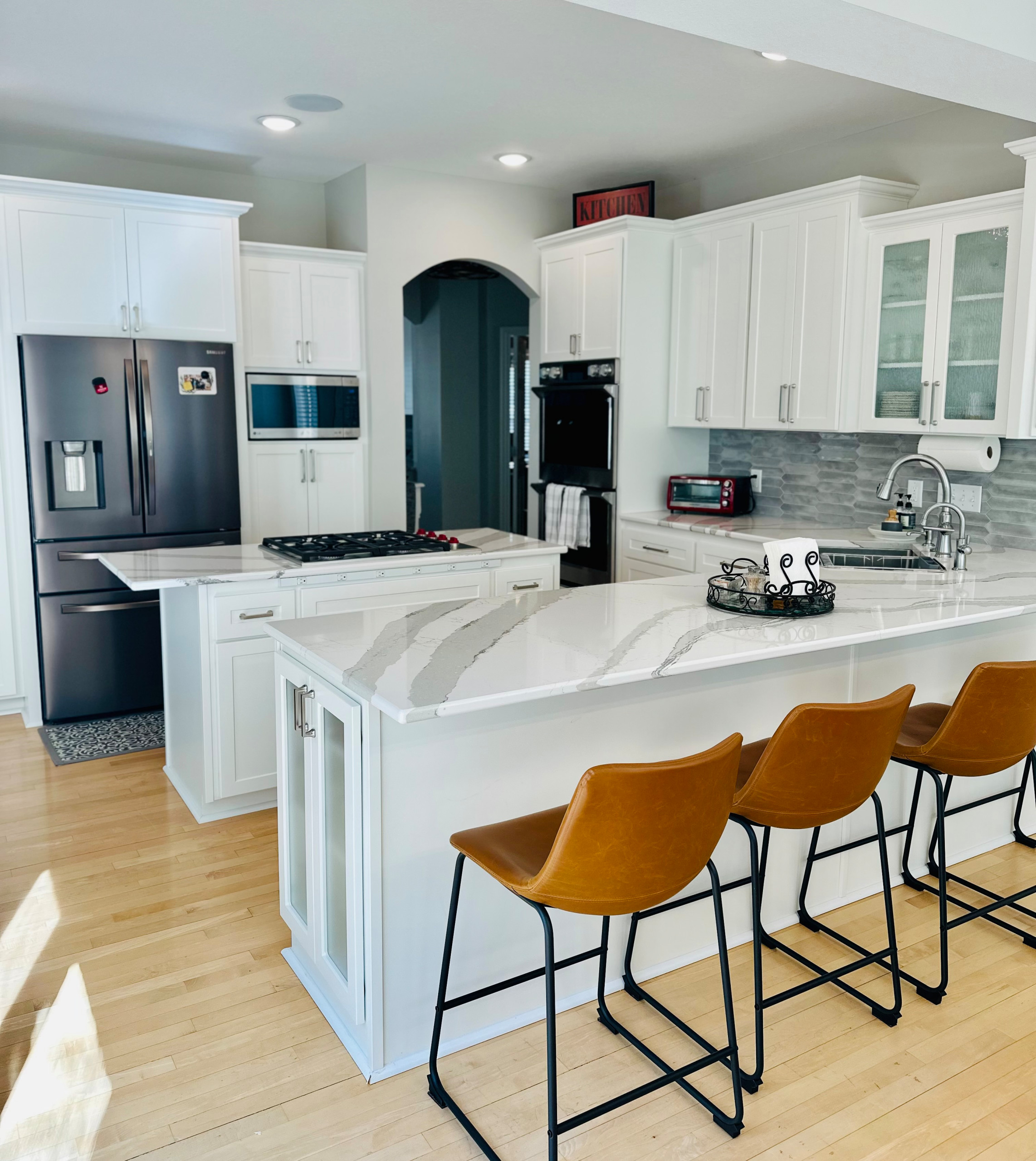 Example of a kitchen design in Minneapolis