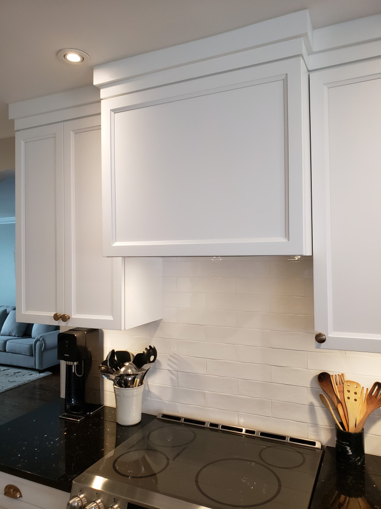 Kitchen - transitional kitchen idea in Montreal