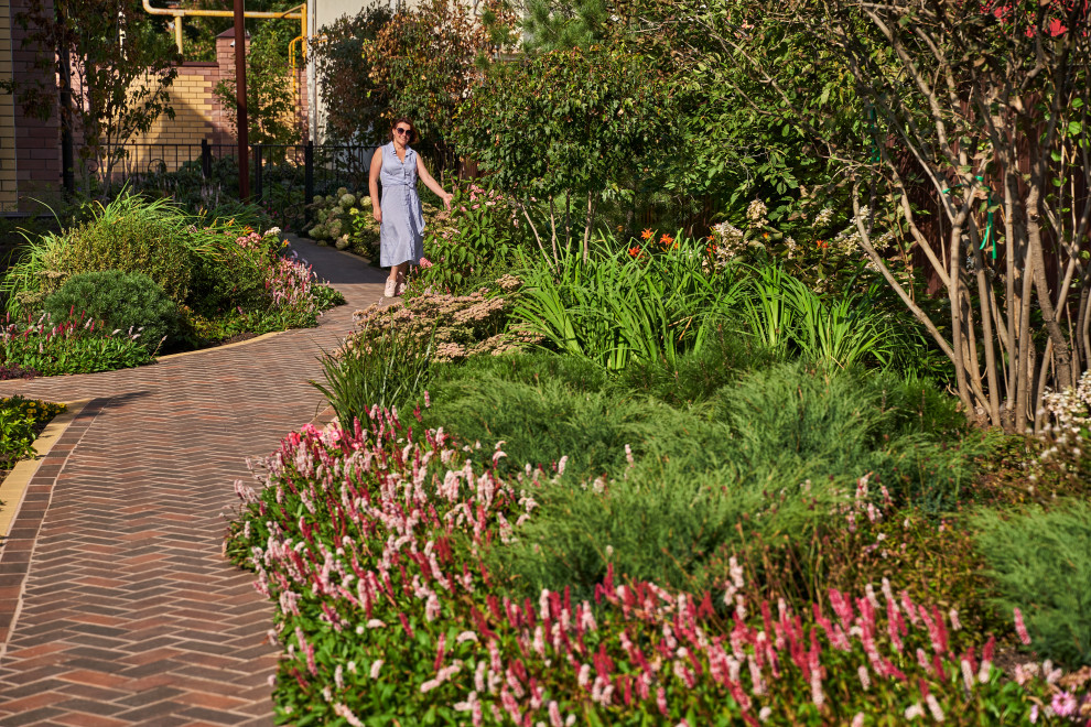 Сад в розовой дымке