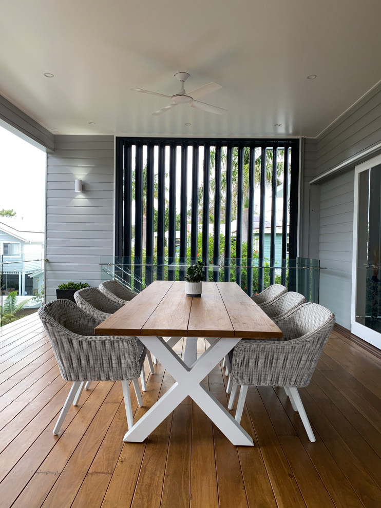 Große, Überdachte Moderne Terrasse hinter dem Haus, in der 1. Etage mit Sichtschutz und Mix-Geländer in Brisbane