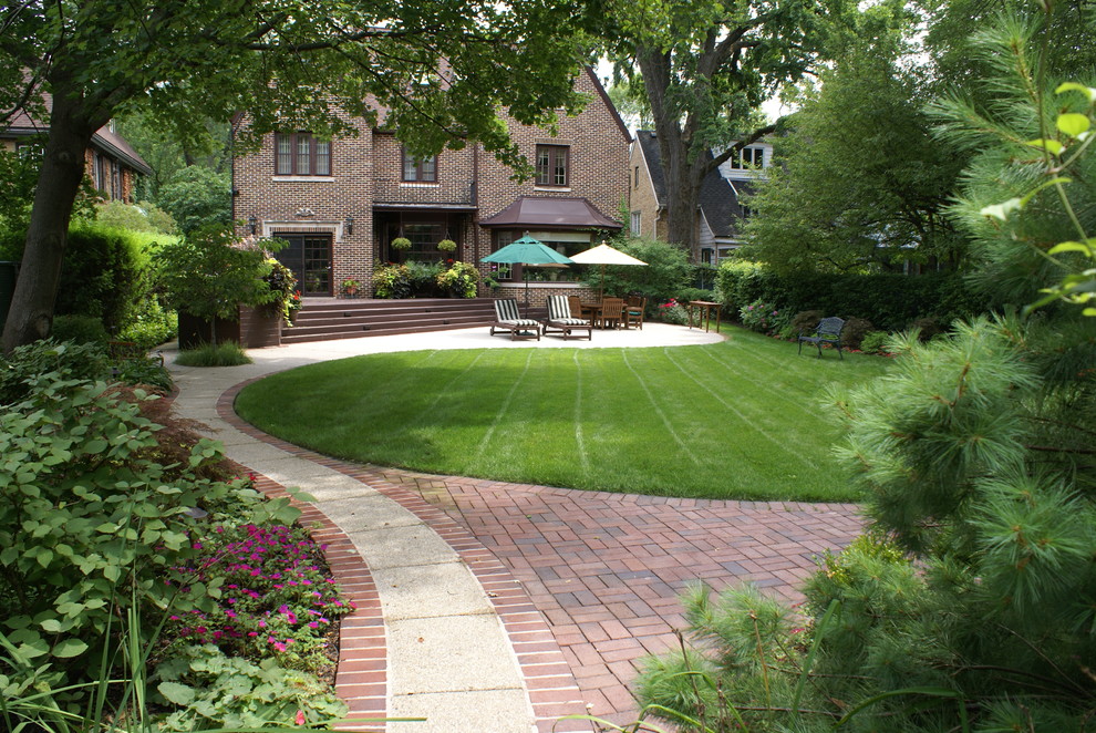 Design ideas for a transitional landscaping in Chicago.