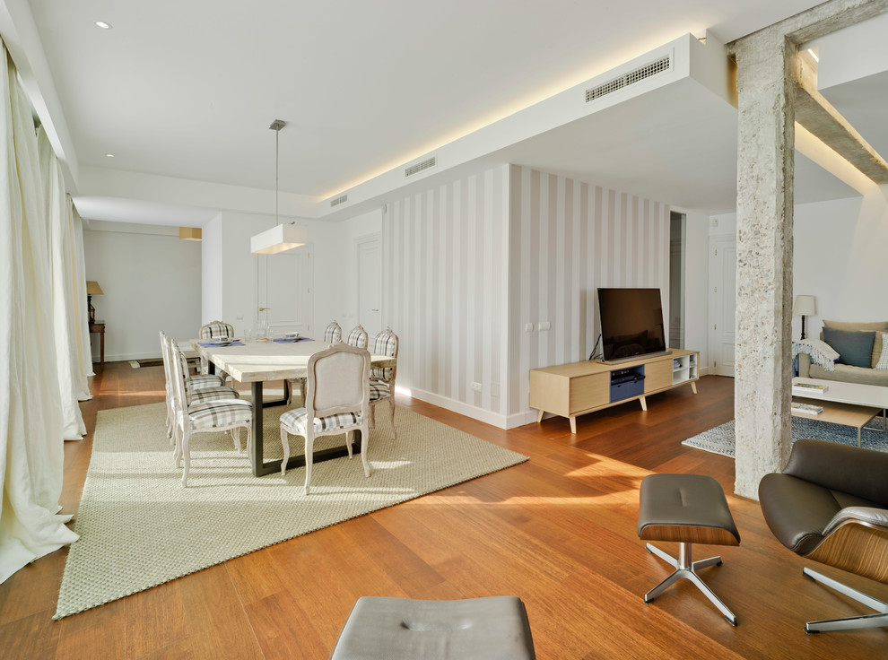 Diseño de comedor tradicional renovado grande abierto sin chimenea con paredes blancas y suelo de madera en tonos medios
