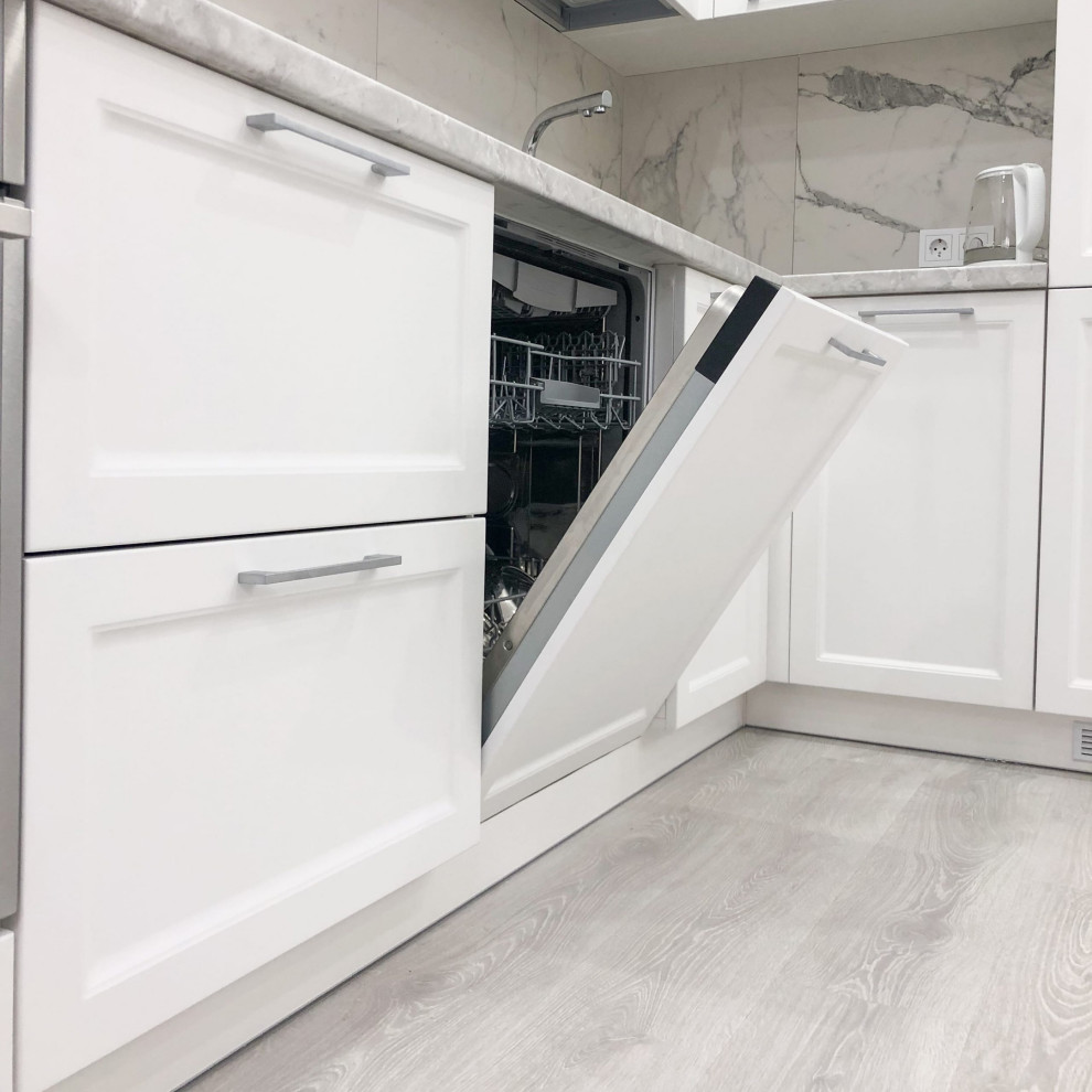 Кухня с белыми эмалевыми фасадами