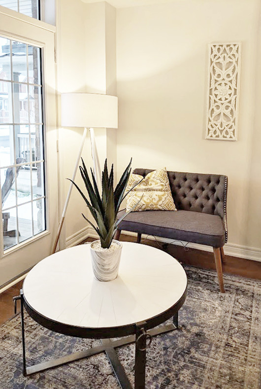 Dining room - transitional dining room idea in Toronto
