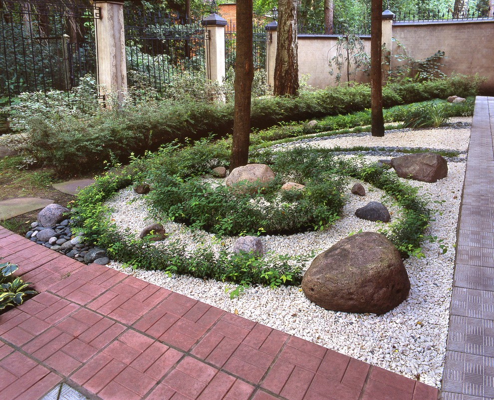 This is an example of a contemporary formal garden for summer in Moscow with concrete pavers.