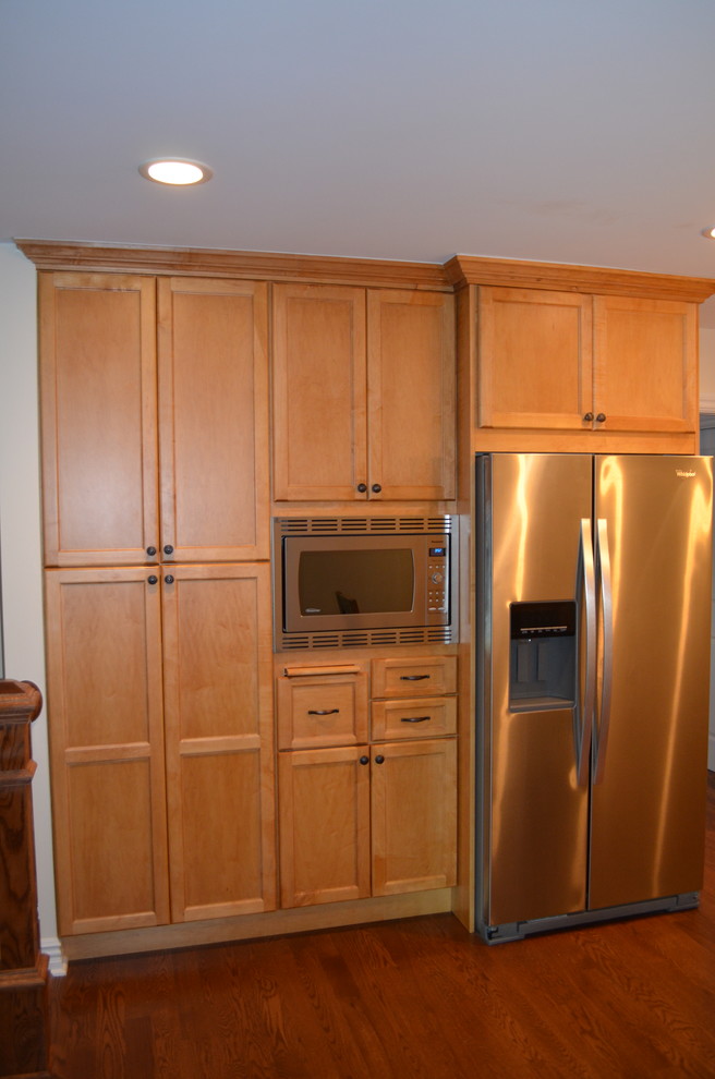 Kitchen - transitional kitchen idea in Chicago