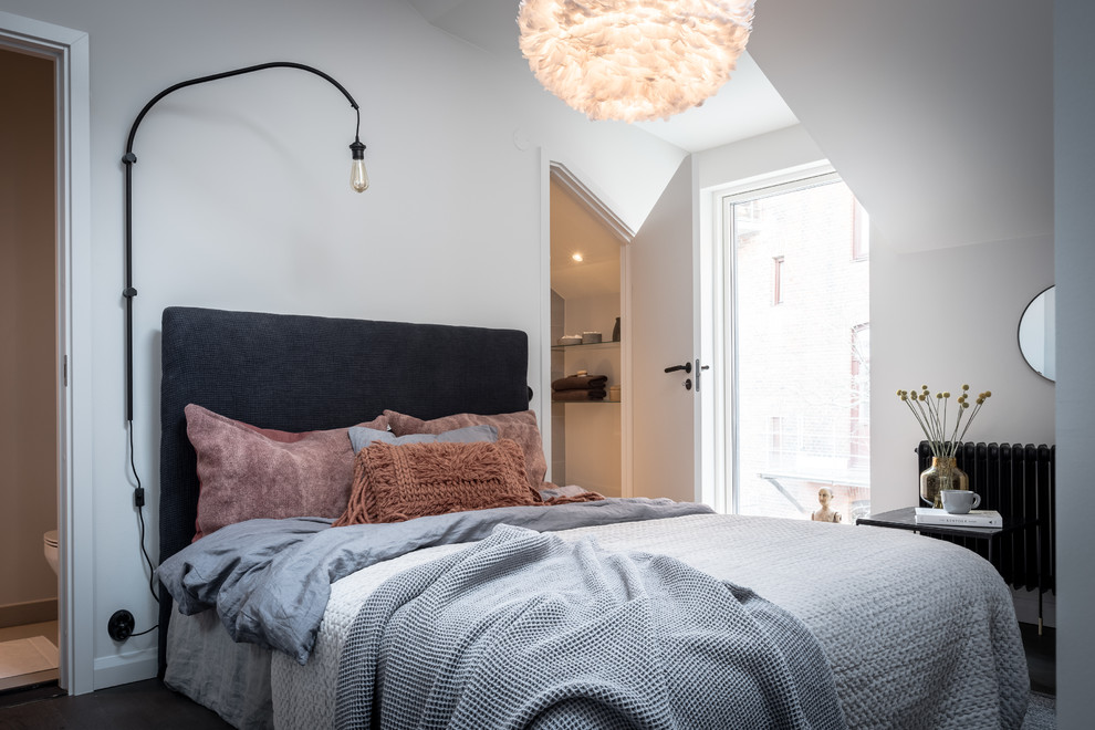 This is an example of a small scandinavian master bedroom in Gothenburg with white walls.