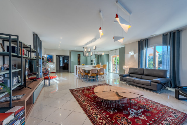 Une maison m&eacute;tamorphos&eacute;e contemporary-vardagsrum