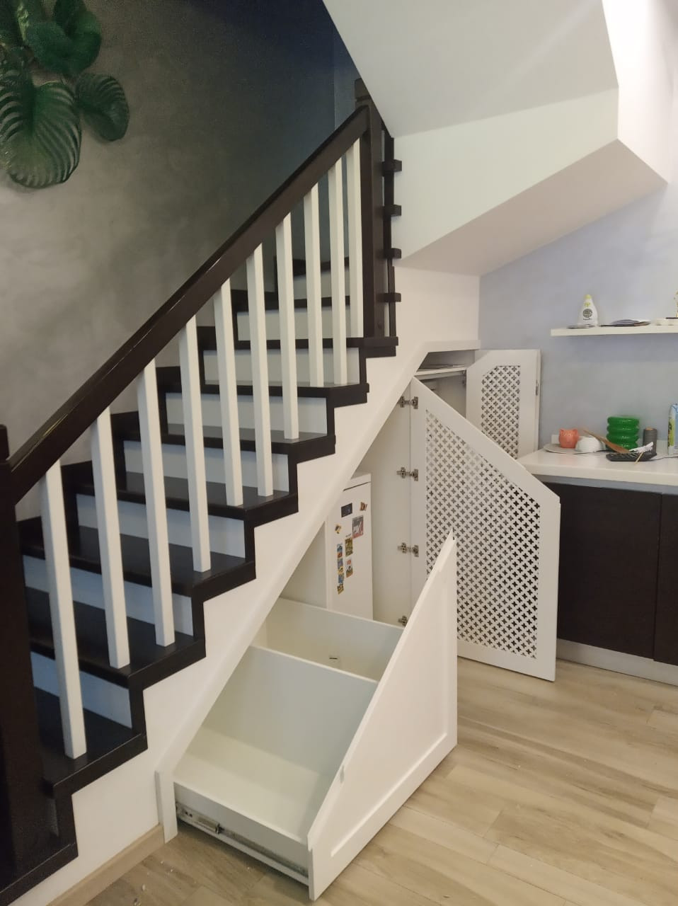 Готовый шкаф под лестницу