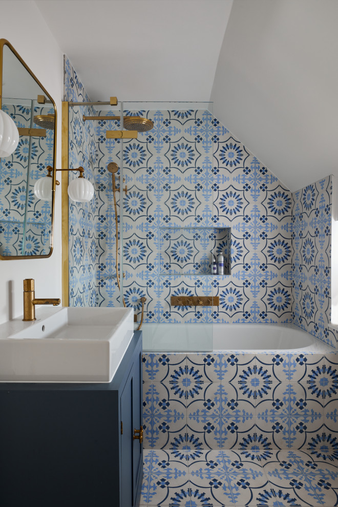 Стильный дизайн: ванная комната в стиле неоклассика (современная классика) с фасадами в стиле шейкер, синими фасадами, накладной ванной, душем над ванной, синей плиткой, белой плиткой, душевой кабиной, монолитной раковиной, разноцветным полом, душем с распашными дверями, синей столешницей, тумбой под одну раковину, встроенной тумбой и сводчатым потолком - последний тренд