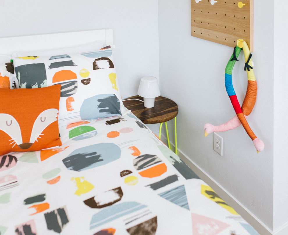 Idée de décoration pour une grande chambre d'enfant de 1 à 3 ans design avec un mur gris, moquette et un sol beige.
