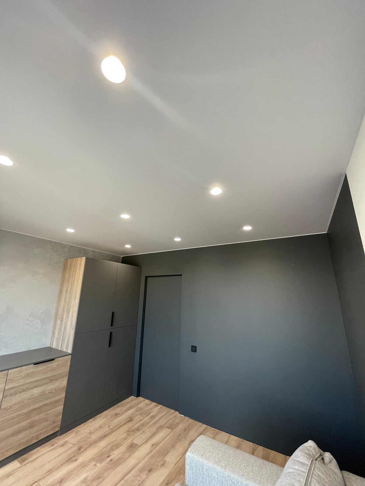 Теневые потолки и линейное освещение в ЖК Европейский берег