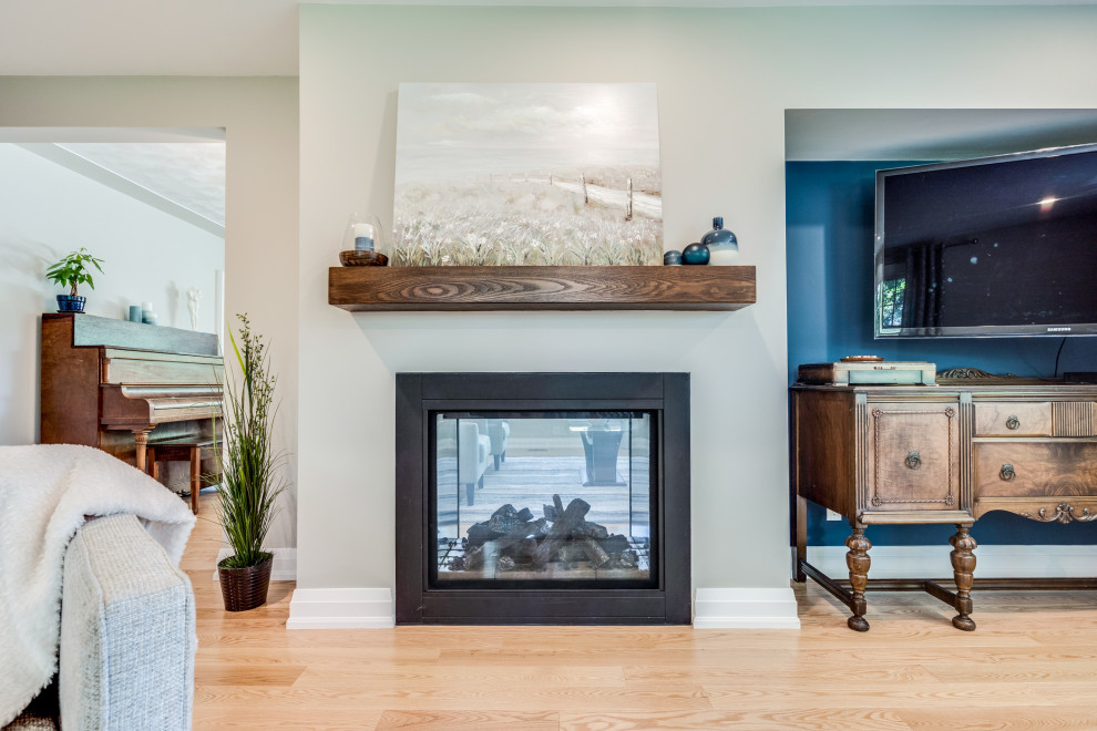 Home design - mid-sized transitional home design idea in Toronto