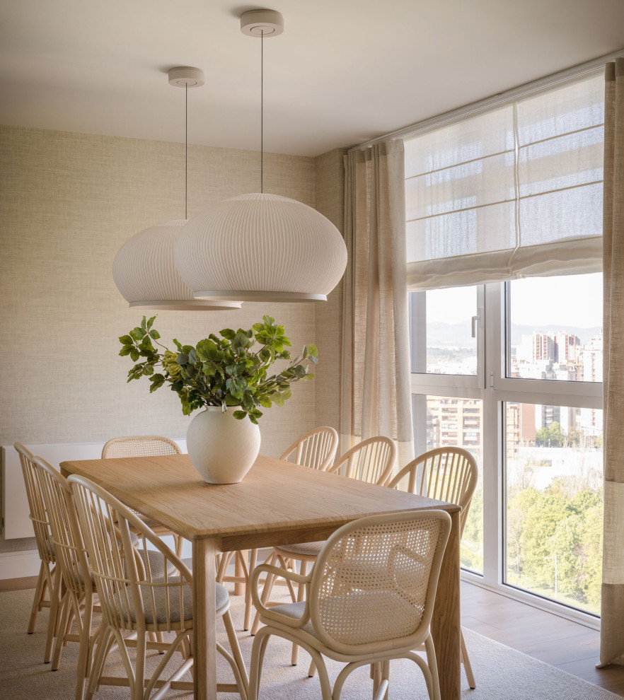 Imagen de comedor clásico renovado grande sin chimenea con paredes beige, suelo laminado, suelo marrón, papel pintado y cortinas