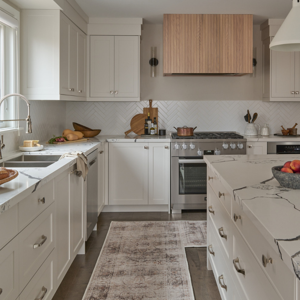 Transitional kitchen photo in Toronto