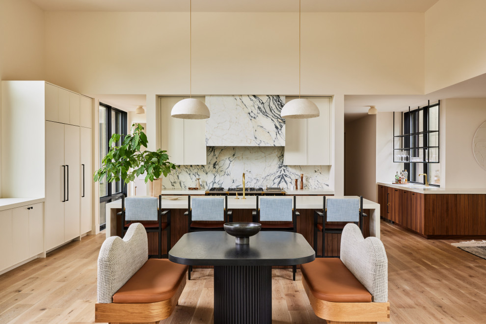 Ispirazione per un'ampia sala da pranzo aperta verso il soggiorno contemporanea con parquet chiaro e soffitto a volta