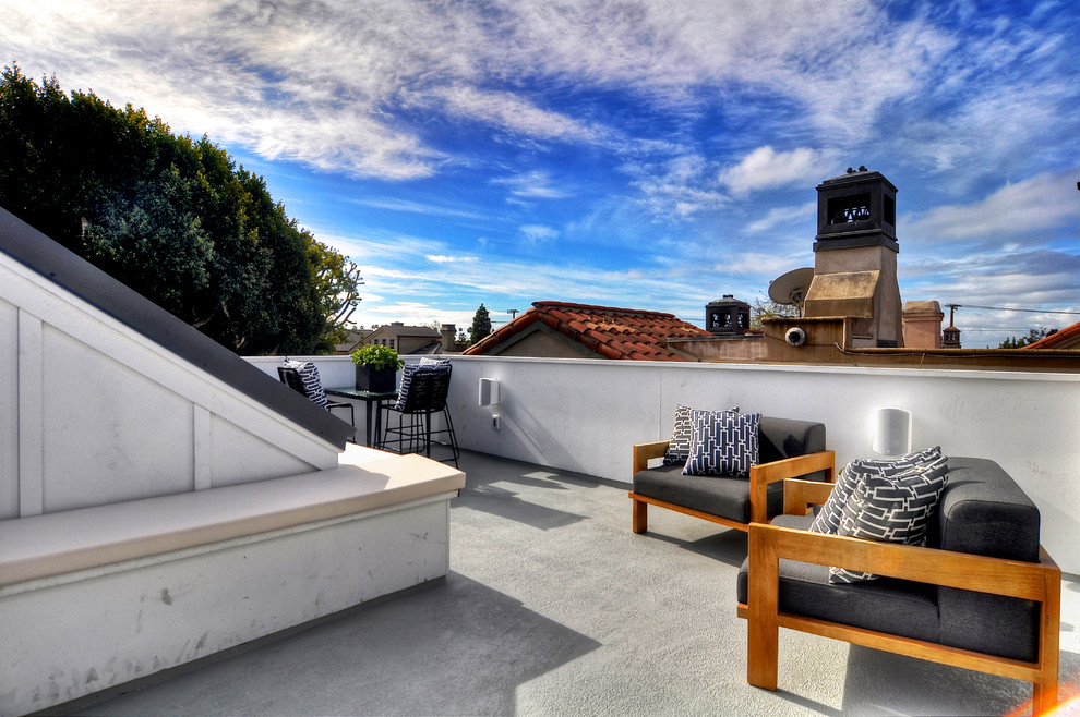 Inspiration for a transitional deck remodel in Orange County