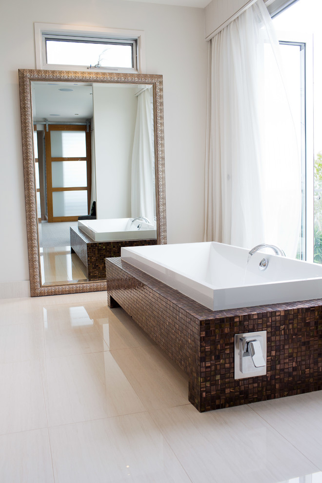 Inspiration for a contemporary bathroom in Sunshine Coast.
