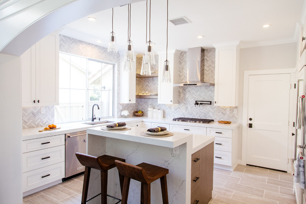 Photo of a mid-sized contemporary l-shaped eat-in kitchen in Orange County with with island, an undermount sink, shaker cabinets, white cabinets, marble benchtops, grey splashback, porcelain floors, mosaic tile splashback, stainless steel appliances, grey floor and white benchtop.