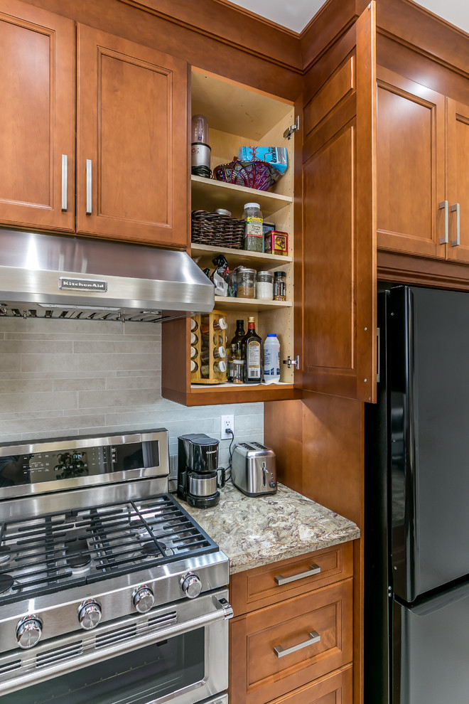 Kitchen - transitional kitchen idea in Toronto