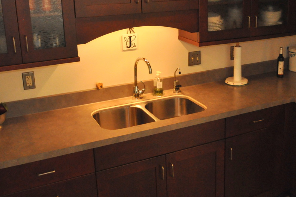 Example of a transitional kitchen design in Chicago