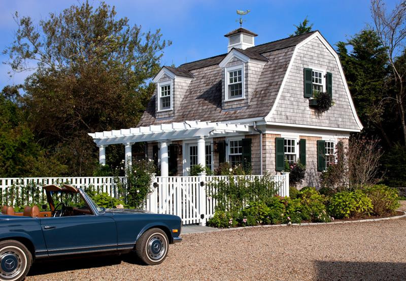 Foto de fachada de casa beige y blanca marinera de tamaño medio de dos plantas con revestimiento de madera, tejado a doble faldón, tejado de teja de madera y teja