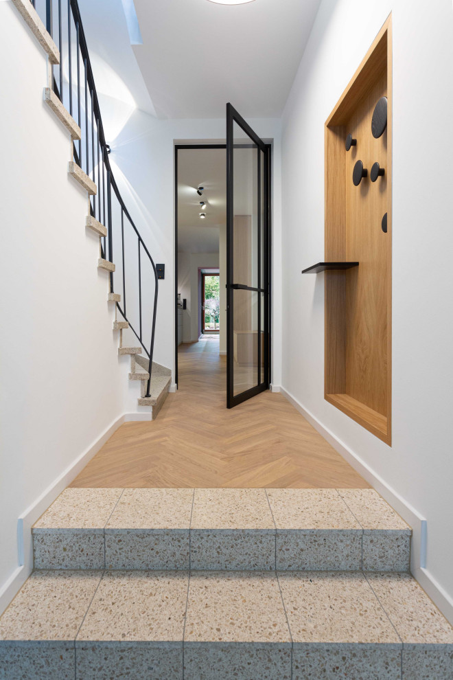 Свежая идея для дизайна: лестница в современном стиле с ступенями из плитки, подступенками из плитки, металлическими перилами и обоями на стенах - отличное фото интерьера